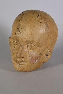 une image représentant une tête d'homme en argile