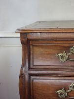 COMMODE TOMBEAU en acajou mouluré et sculpté, la façade galb… (photo 5)