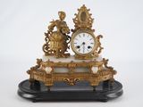 une horloge posée sur une table