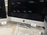 deux écrans d'ordinateur et un clavier sur un bureau