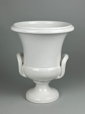 un vase blanc posé sur une table