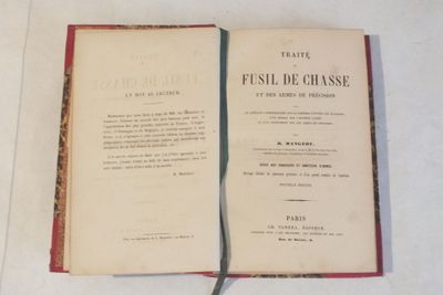 un livre ouvert posé sur une table, à côté d'une nappe blanche