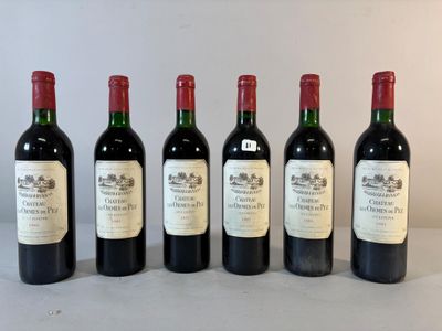 six bouteilles de vin sont alignées sur une table