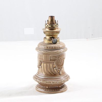 Lampe à pétrole de forme balustre en porcelaine émaillée mar…