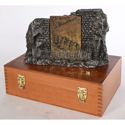 une boîte en bois sur laquelle est posée une statue
