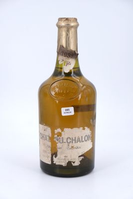 une bouteille d'alcool posée sur une table