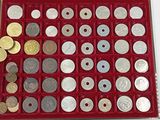 une boîte rouge contenant beaucoup de pièces de monnaie