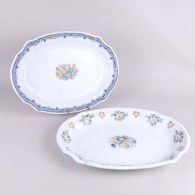 deux assiettes ornées de fleurs bleues et jaunes sur un fond blanc