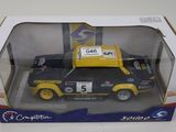 maquette d'une voiture jaune et noire dans une boîte, posée sur une surface blanche