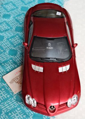 une voiture jouet posée sur une table