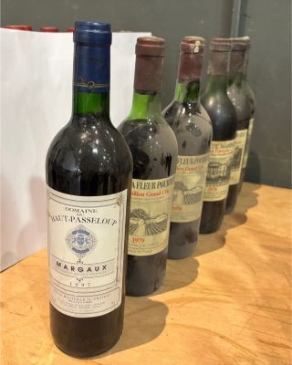 plusieurs bouteilles de vin sont alignées sur une table en bois