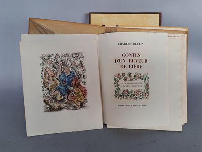 un livre ouvert posé sur une table, à côté d'une boîte en bois