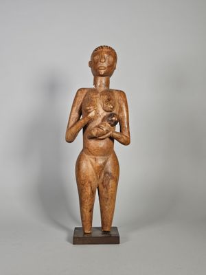 statue en bois d'une femme tenant un bébé dans ses bras