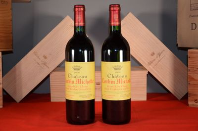 deux bouteilles de vin rouge posées l'une à côté de l'autre sur une table