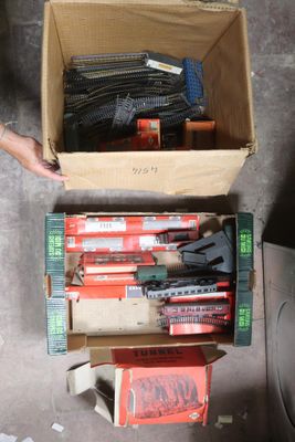 une boîte remplie de rails de train et une boîte contenant d'autres rails de train