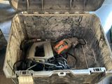 une boîte à outils contenant des outils, posée sur un sol carrelé