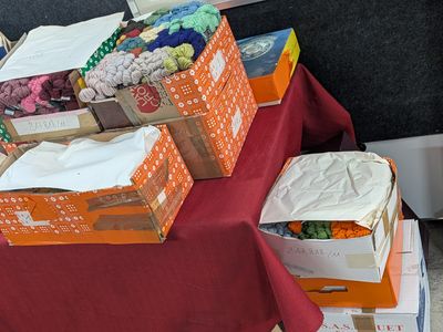 de nombreuses boîtes posées sur une table recouverte d'une nappe rouge