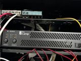 un rack contenant tout un tas d'appareils électroniques