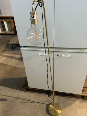 un réfrigérateur blanc surmonté d'une ampoule