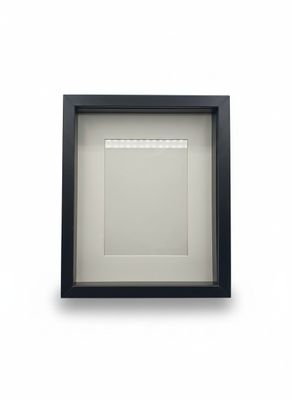 un cadre photo noir et blanc contenant une photo