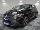 la voiture noire est garée sur un sol en damier dans le garage