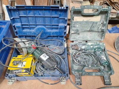 une boîte bleue contenant des outils, posée sur une table