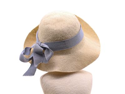 un chapeau orné d'un nœud, posé sur la tête d'un mannequin