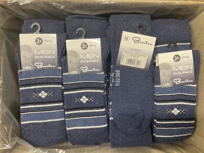 trois paires de chaussettes pour homme dans une boîte