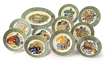 de nombreuses assiettes aux motifs variés, disposées sur un fond blanc