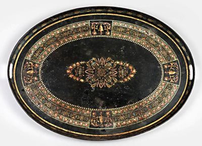 un plateau noir et doré orné d'un motif floral