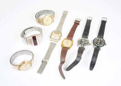 de nombreuses montres et bracelets de toutes sortes disposés sur une surface blanche
