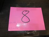 un post-it rose sur lequel est écrit le chiffre huit