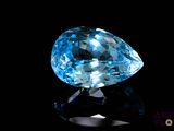 gros plan d'un diamant bleu sur une surface noire