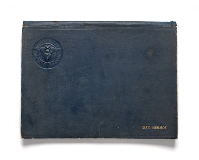 un vieux livre à la couverture bleue posé sur une surface blanche