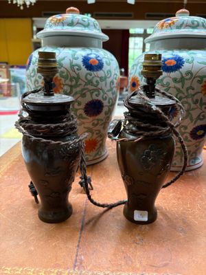 trois vases posés sur une table