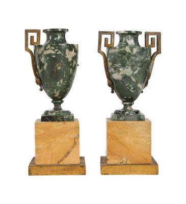une paire de vases en marbre vert reposant sur des socles en bois, sur fond blanc