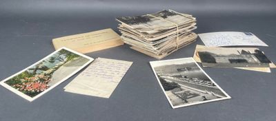 Plusieurs vieilles cartes postales sont empilées les unes sur les autres sur une table