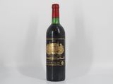 une bouteille de vin posée sur une table blanche