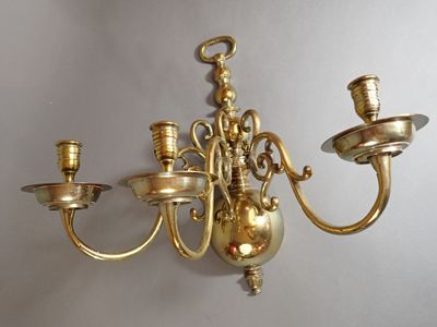 Paire d'appliques en laiton doré à trois bras de lumière vol…