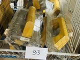 un chariot en métal contenant tout un tas d'objets