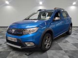 La Dacia bleue est garée sur un sol à damier