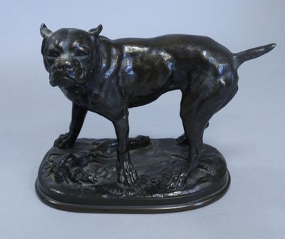 statue en bronze représentant un chien debout sur un socle, sur fond blanc