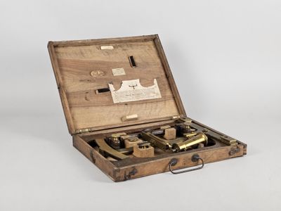 une mallette en bois contenant deux types d'outils différents