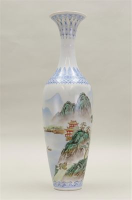Vase à collet en porcelaine coquille d'œuf, finement décoré …