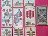 beaucoup de cartes à jouer posées sur une table rose
