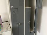 deux casiers dans un coin d'une petite pièce