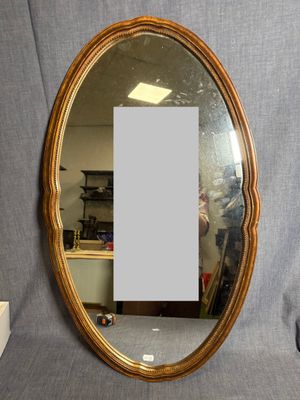 une image représentant un miroir posé sur une chaise bleue