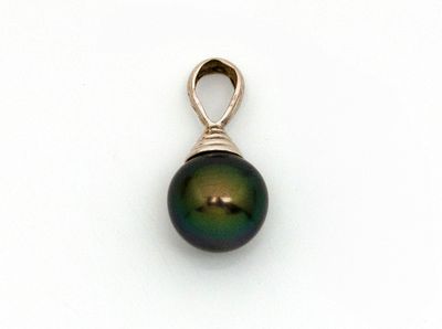 un gros plan d'un pendentif en perle noire sur fond blanc