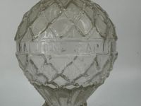 Bouteille en verre incolore et translucide moulé figurant un… (photo 3)