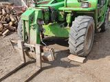un tracteur vert garé sur le bord de la route
